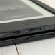 Le nouveau Kobo Nia (en haut) est légèrement plus grand et plus épais que le Kobo Clara HD (en bas) mais les différences de taille sont négligeables.
